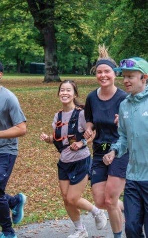 Runners laughing as they run through Djurgården